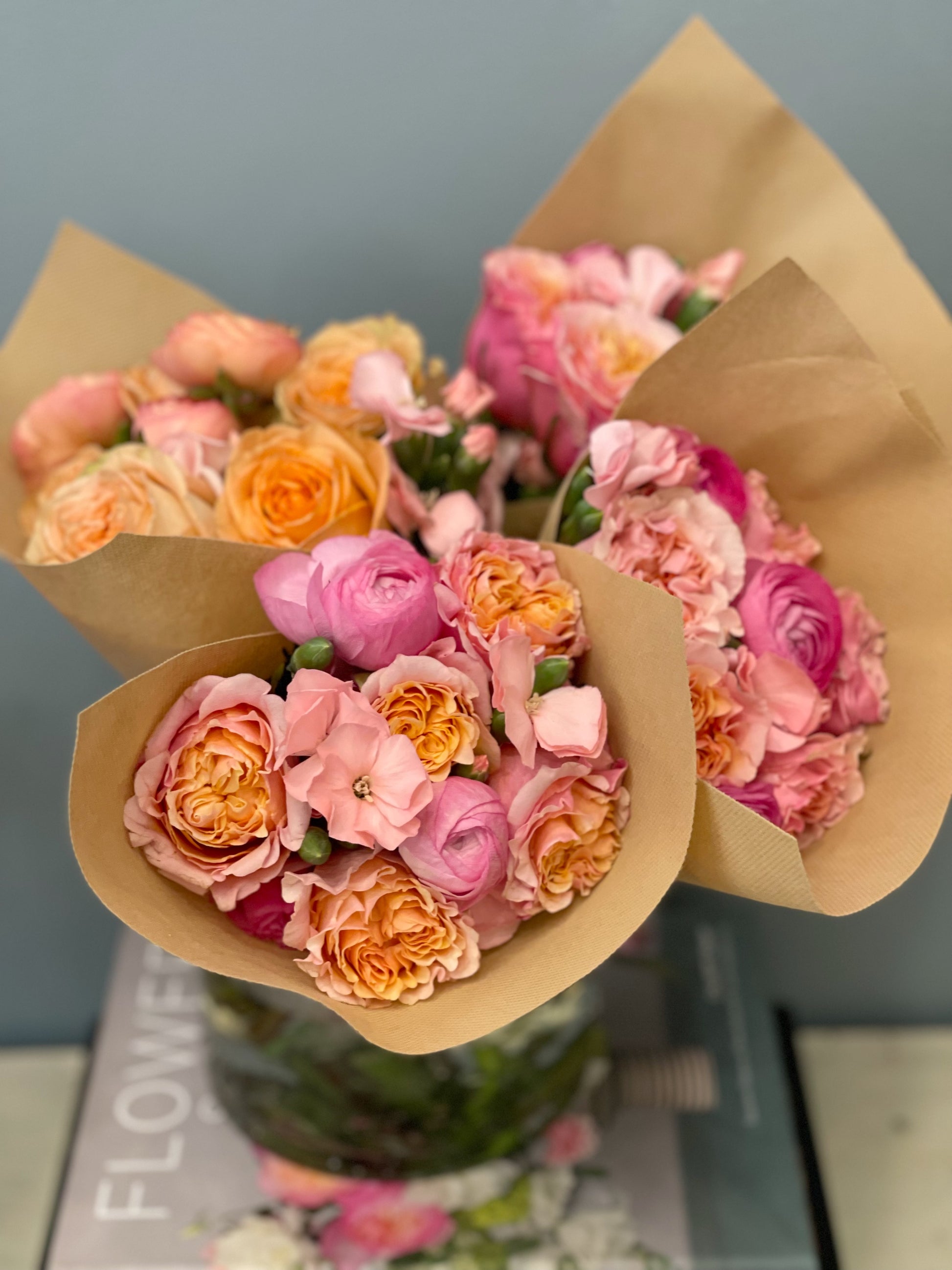mini bouquets de flores peach y rosada