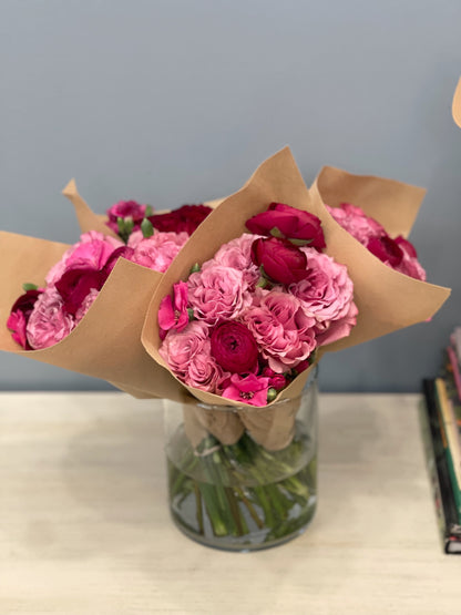 mini bouquets de flores en diferentes tonalidades de rosado
